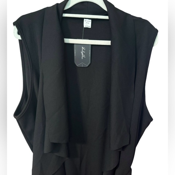 Tops - belted sleeveless vest women’s black with eye catching collar NWT XXL